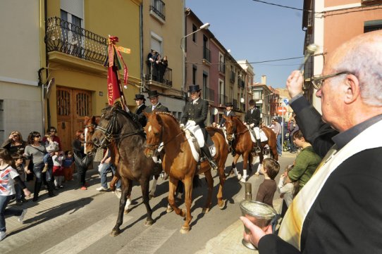 La passada de Sant Antoni Abat, a la seva arribada a la font de la pl. Major