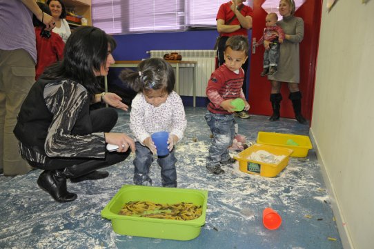 10 famílies van estrenar dissabte 10 de març el “Racó 0-3 anys” de la Ludoteca Les 3 Moreres