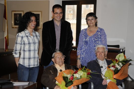 José Rodríguez i Amalio Caset, acompanyats de l'alcalde, Ignasi Giménez, la regidora de Gent Gran, Glòria Massagué, i la directora dels Serveis Territorials de Benestar Social i Família a Barcelona, Carme Canela