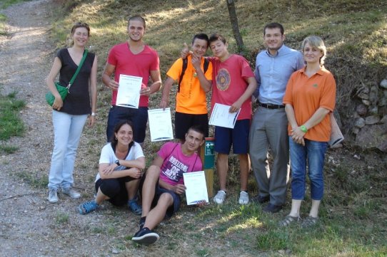 Alguns dels alumnes del PQPI, després de rebre els seus diplomes de la mà d'Aleix Canalís, regidor de Medi Ambient