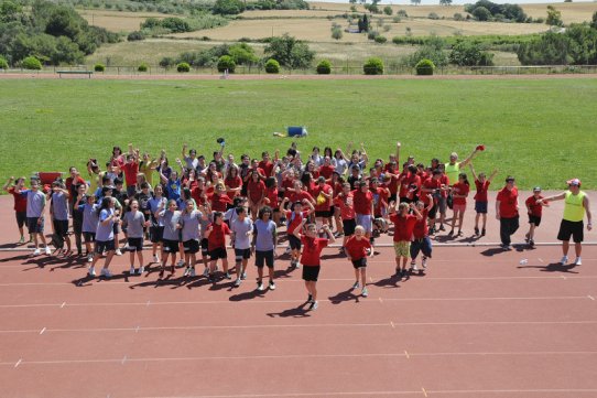 Foto de família dels alumnes de 6è que han participat de les jornades esportives del Consell d'Infants