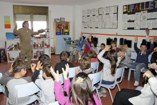 El rondallaire Cesc Serrat en una sessió del "Bufalletres" celebrada el mes d'abril