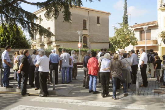 Una cinquantena de persones assisteixen a l’acte d’inauguració del nou partidor de la plaça del Mestre Gelonch