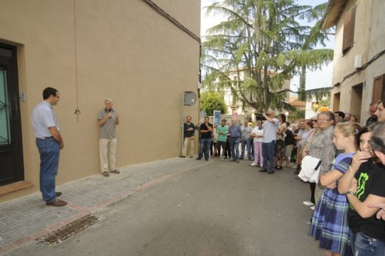 Una cinquantena de persones assisteixen a l’acte d’inauguració del nou partidor de la plaça del Mestre Gelonch