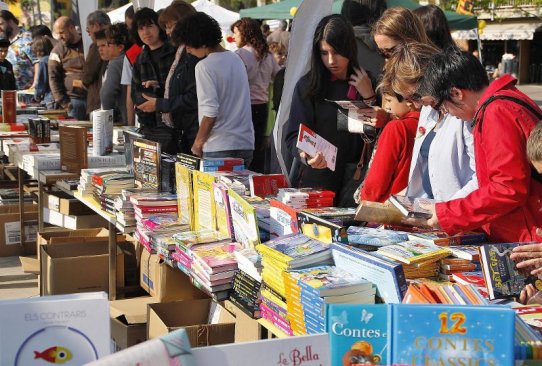 Imatge de la pl. d'El Mirador durant la Diada de Sant Jordi