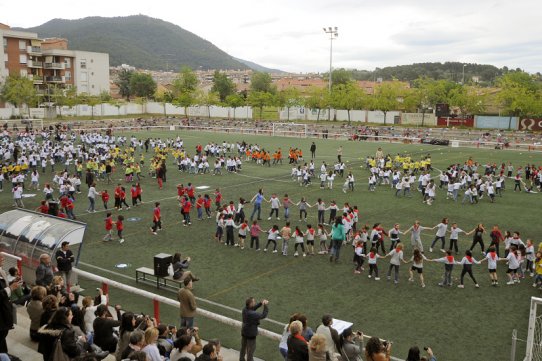 Uns 1.200 alumnes de 1r i 2n de primària han participat a la 5a Trobada “Dansem Plegats” que s’ha celebrat al camp de futbol