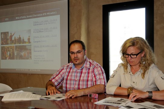 El regidor de Joventut, Dani Pérez, i la regidora de Cultura i Lleure, Pepa Martínez, en l'acte de presentació de les Nits d'Estiu