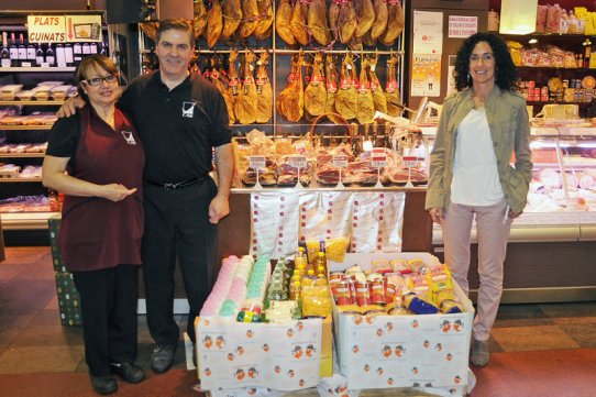 Pilar Hernández, Pilar Hernández i Glòria Massagué, amb els productes donats