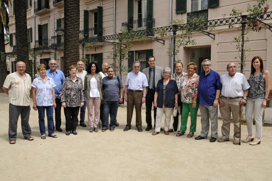 Foto de família de les dues juntes amb l'alcalde i la tinent d'alcalde de Serveis a les Persones