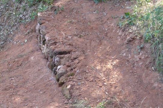 Imatge de la rampa que s'ha creat a partir de la construcció d'un muret