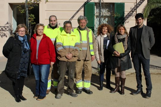 Els cinc col·laboradors socials, acompanyats del tinent d'alcalde de Promoció Econòmica i Innovació, Joan Creus, i de les responsables tècniques de Benestar Social i Ocupació