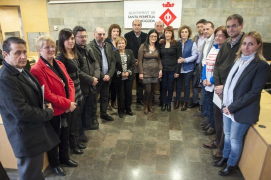 Alcaldes, alcaldesses, regidors i treballadors de Panrico participants a l'acte / Foto: Josep Cano