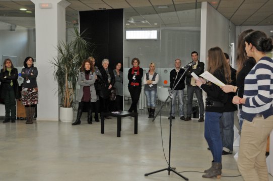 Imatge de la lectura del manifest del Dia Internacional de la dona, l'any 2013