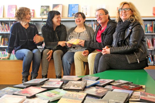 Representats de l'entitat, encapçalats pel seu president, Pere Joan Ventura, la regidora de Cultura, Pepa Martínez, i la responsable de la Biblioteca, Carme Muñoz